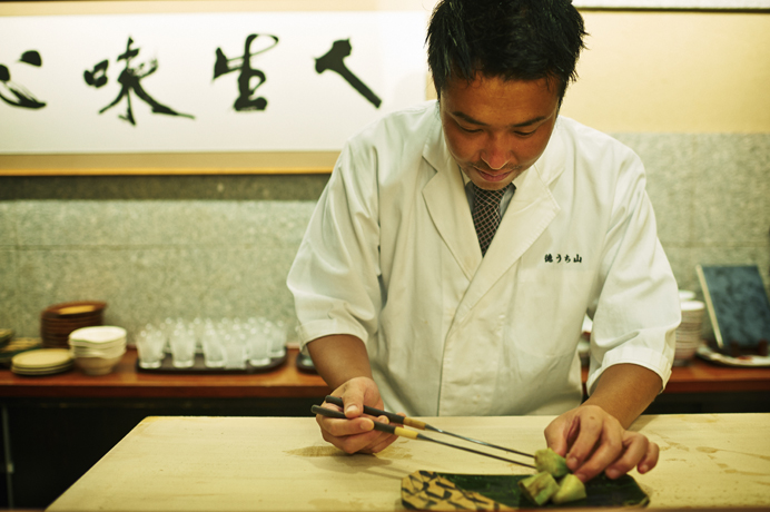 叔父の店を手伝いながら日本料理のおいしさに魅了され、東京で本格的な修業をスタート。