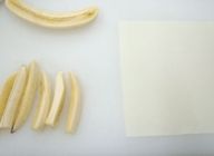 バナナをカットします。半分にカットしさらに6等分にカットします。春巻きの皮は1枚の半分が1本分に使用します。バナナの長さを調整し、