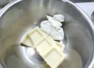 パルテノとチョコレートを計量します。鍋に入れて弱火で溶かします。このとき混ぜ合わせずにチョコを温めて溶かしながらヨーグルトを混ぜるように少しづつ練ります。