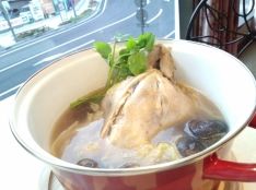 鶏の煮込みの清湯スープ鍋　