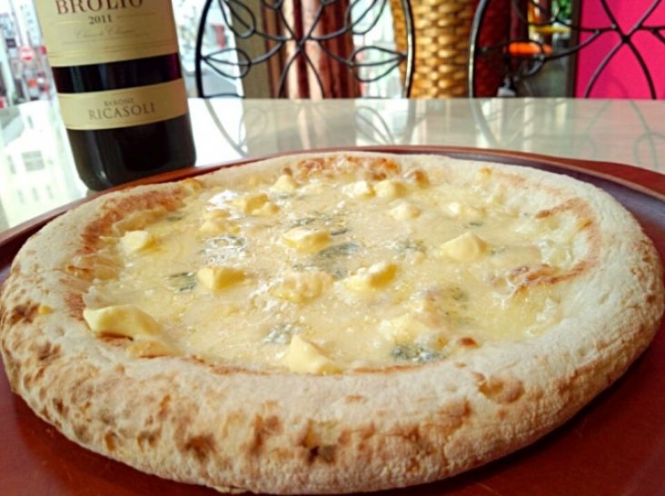 クワトロフォルマッジ　4種のチーズのピザ