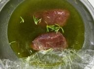 【Step2】で作った昆布水サワーをボウルに入れて鹿肉を漬け込み、落としラップをして半日～一日冷蔵庫で寝かす。