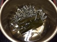鍋に水５カップ、いりこ50ｇ、出し昆布適量を入れ30分おきます。
鍋を火にかけ沸騰したら出し昆布を取り出し、いりこを漉します。

