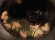 パスタを茹でている間に、ソースを作る。  フライパンにオリーブオイル、ニンニクを入れ、ニンニクを焦がさないよう弱火で色をつける。