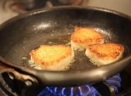 テフロンのフライパンにオリーブオイルを回し、両面をこんがりと焼く。160℃のオーブンに入れて中まで火を入れ温める。（電子レンジ加熱でも可）