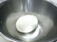 ゆで卵を作る。