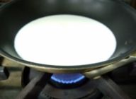 牛乳、生クリームをテフロンパンに入れ、火にかけて白だし、パルミジャーノチーズを加える。軽く温めて火を止め、余熱で溶かす。