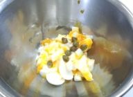 卵を刻み、ケッパーと白だしをまぜて和える。