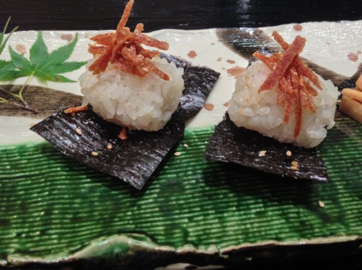 新生姜の炊き込みおにぎり　鰹節添え