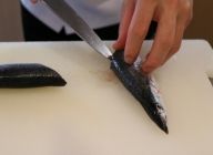 秋刀魚を半分に切りうす塩をして焼く（包丁で背中側の皮に包丁目を入れておくと良い）
