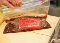 ジップロック等の袋に、たれと牛肉ロース塊を入れ、約４０分漬けておく。