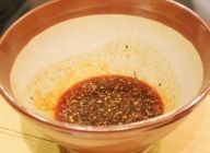【漬け込みだれ】すった炒りごまに鮮度の一滴・酒・すりおろした玉ねぎ・粉山椒を入れ、混ぜる。