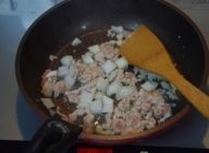 フライパンにサラダ油を敷き、鶏挽肉・玉葱を強火で炒めます。