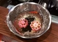 Aの材料をボールで混ぜあわせ、上白糖がとけるまでしっかり混ぜる。→【甘酢】
色が付いた蓮根をこの【甘酢】の中に2時間程漬ける。

