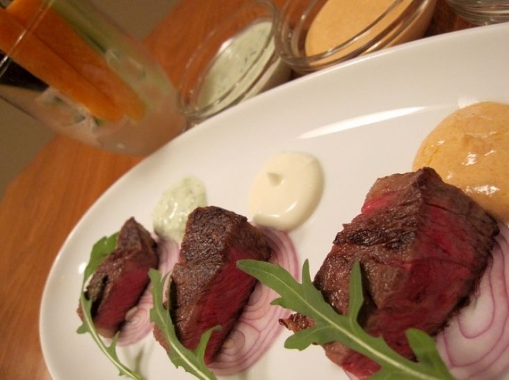 牛肉しっとりステーキ・パルテノ３色ディップ野菜スティック添え