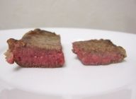 (左)一時間つけダレをして焼いた牛肉。(右)何もしないで焼いた牛肉です。少し冷めた時、ヨーグルトつけダレの効果が！(左)は冷めてもふっくらしています。