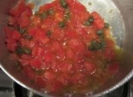 鍋にニンニク、アンチョビ、オリーブオイルを入れ火にかけニンニクが色ついてきたら
マリネしたトマトを入れ軽く火をとおす。