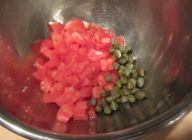 トマトは種を取り除き小さなサイコロ状にカットし塩、こしょう、オリーブオイル、ケーパー
を入れ軽く混ぜておく。