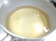ラーメンスープを作る。水と白だしを沸かし、どんぶりはレンジで軽く温めておく。