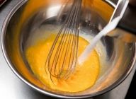 ボウルの中に全卵、卵黄をすべて入れ、ホイッパーで混ぜ合わせる。そこへグラニュー糖を加え、さらに混ぜ合わせる。
