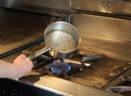 【ソース】Aを鍋に入れ中火にかける。始めはさわらず、煮たってきたら鍋を揺らして混ぜる。軽く色がでたらBの水を少量ずつ加え（色止め）、ホイッパーでよく混ぜる。