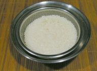 お米を洗米し、ザルにあげておきます。