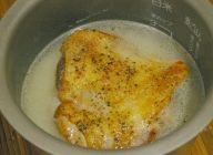炊飯器のお釜に、米、調味料を入れ、鶏肉を焼いたフライパンに360ｃｃの水を入れ、焼き汁と合わせた物を注ぎ入れて混ぜます。その上に焼いた鶏肉を置き炊飯します。