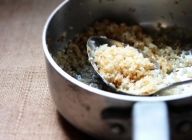 【米を炒める】
鍋にオイルを敷き、みじん切りの玉葱を軽く炒めて、米を入れ半透明になるまで中火でゆっくりと炒める。