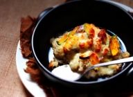 【仕上げ】
秋野菜にとろけたチーズ、丸鶏がらスープが染み込んだ美味しい焼きリゾットの上にEXバージンオリーブオイルをかければ完成！