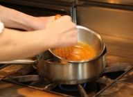 【ザバイヨンソース】材料をボールに入れる。湯煎にかけ、ホイッパーでもったりしてくるまでかき混ぜる。もったり濃度がついたら湯煎からはずす。※濃度で湯煎の加減を。