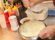 ボウルにパンケーキミックス・豆乳・卵・サラダ油・パインピューレを入れて、ホイッパーで混ぜる。