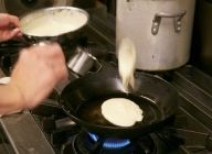 お玉1杯分を型に入れて、オーブンで焼く（1分30秒）
※オーブンがない場合：予め加熱したホットプレート又はフライパンに生地を流し込み、両面を焼く。