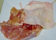 鶏モモ肉1枚を、皮と身に分けます。皮と身の間の余分な脂肪、筋、軟骨を取り除きます。