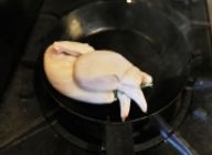 フライパンにオリーブ油を熱し、鶏を横向きにして両モモを焼く。