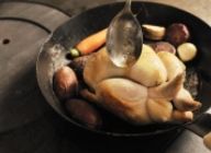 オーブンを開け、柔らかい野菜も入れる。天板にたまった油をスプーンで鶏と野菜にかけ、さらに10分ぐらい焼く。