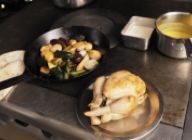 色よく焼きあがったら皿に移し、野菜と一緒に盛り付ける。肉汁が落ち着くまで少し冷ましてからテーブルへ。