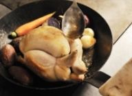 一旦オーブンを開け、根菜など硬い野菜を鶏のまわりに並べ、モモの部分にオリーブオイルをかけ、再び10分程度焼く。