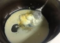 次に、豆乳にギリシャヨーグルト・チキンコンソメ・うす口醤油・みりんをフライパンに入れ、ゆっくり分離しないようによく混ぜ合わせながら温めます。