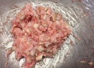 肉だねの材料をあわせます。最初に豚肉に塩を入れ粘りが出るまでよく練り、それから全てを混ぜ合わせます。