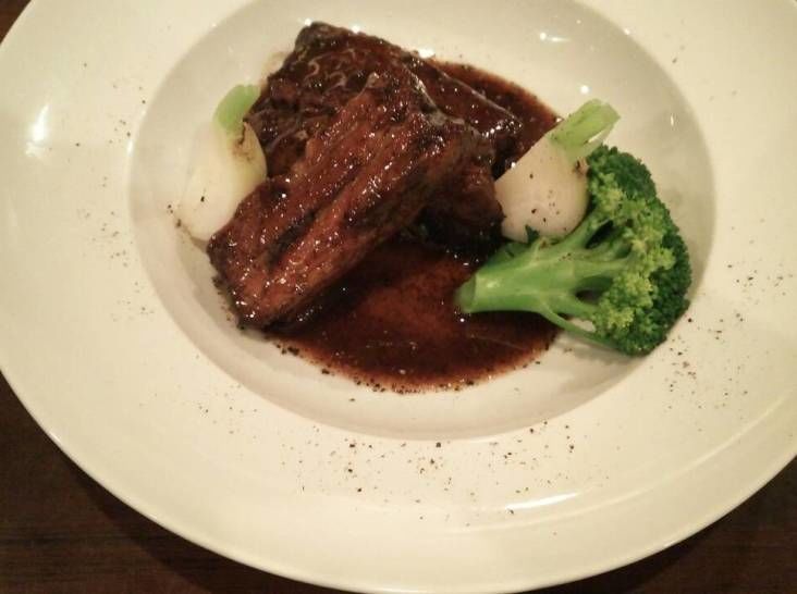 鹿バラ肉のカシス煮込み