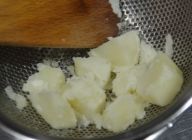 ①の素材：ジャガイモは、水から１０分茹で、裏ごしします。
裏ごししたジャガイモには、EXオリーブオイルを混ぜ、塩コショウします。
