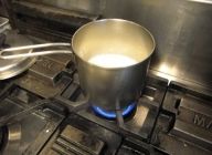 豆乳と合わせ出汁を鍋に入れて火にかけて、ひと煮立ちさせます。