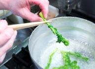 【菜の花】沸騰したお湯で20秒ほど茹でる。水分をしっかり絞り、食べやすい大きさに切る。