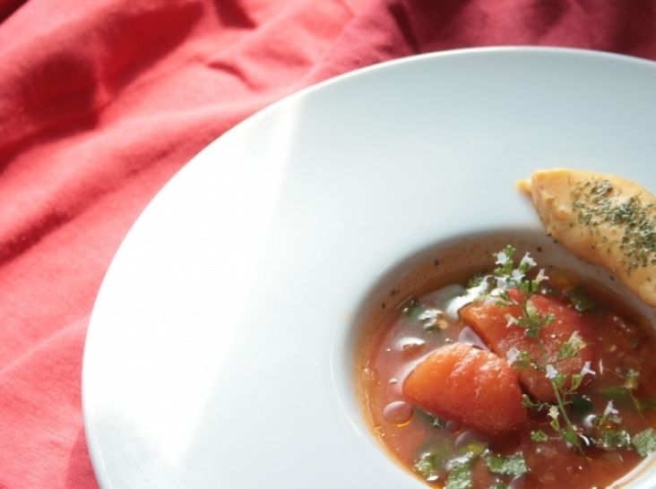 スパイシートマトスープと夏野菜とろーりかぼちゃチーズオムレツ