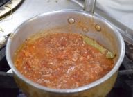 【ミートソースを作る】
Aの食材を鍋に入れ、弱火で10分煮込む様に加熱する
（バターを鍋に入れ、野菜を先に炒めて挽肉、その他の食材を入れる）