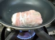 サラダ油を温めて
豚肉の巻き終わりの部分から焼いて、はがれないように固めてから全面を焼き上げます。両サイドも。
