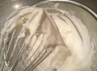 生クリームを八分立てくらいにしっかりと泡立てたら、玉ねぎのピューレと混ぜ合わせる。