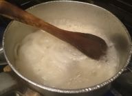 玉ねぎピューレ
フライパンにバターを入れ、新玉ねぎを加えて炒める。 しんなりしたらブイヨンを加えて水気が無くなるまで煮こむ。