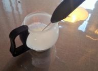 今回はパーティーや来客時にも使えるカプチーノバージョンもご紹介します。ガラスの器に牛乳100㏄入れレンジで1分加熱し泡立て器でムースを作ります。