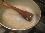 生米を加えて満遍なく混ぜたら、ブイヨンを加えて中火で煮こむ。  (米が煮えず、水分が無くなる様ならお湯を足して火が通るまで煮こむ。)